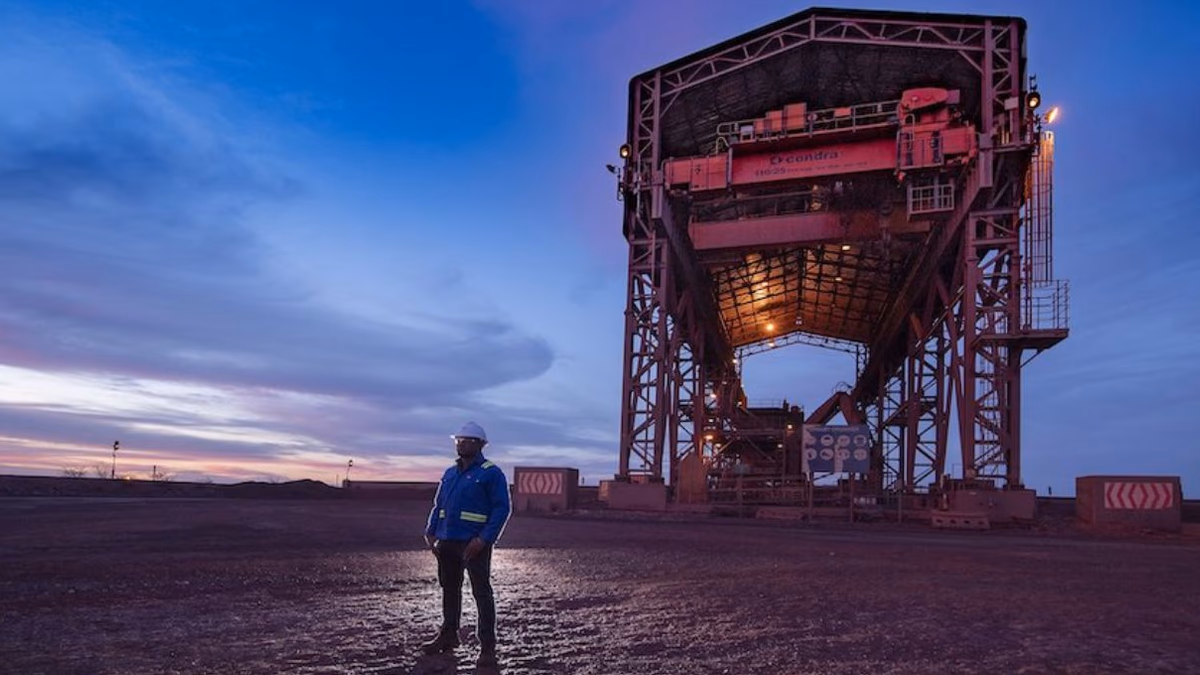 Anglo American se desploma tras recortes en la producción