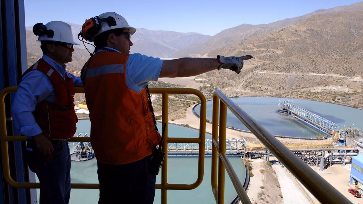 Antofagasta enfrenta caída en acciones tras desalentadoras previsiones de producción de cobre para 2024