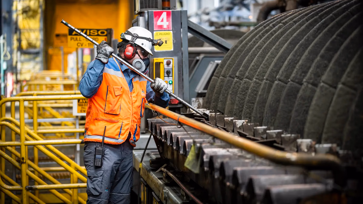 Antofagasta Minerals abre 15 vacantes: los cargos que hoy están moviendo Pelambres, Centinela, Antucoya y Zaldívar
