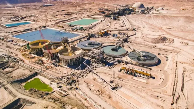 Antofagasta Minerals sube 53% su utilidad en 2025 y acelera su caja operativa: el efecto del cobre en precios récord