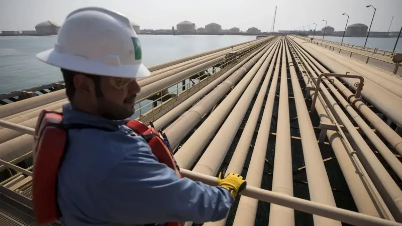 Aramco sube a 1,9 millones de barriles diarios sus envíos por el mar Rojo, pero no alcanza para reemplazar Ormuz