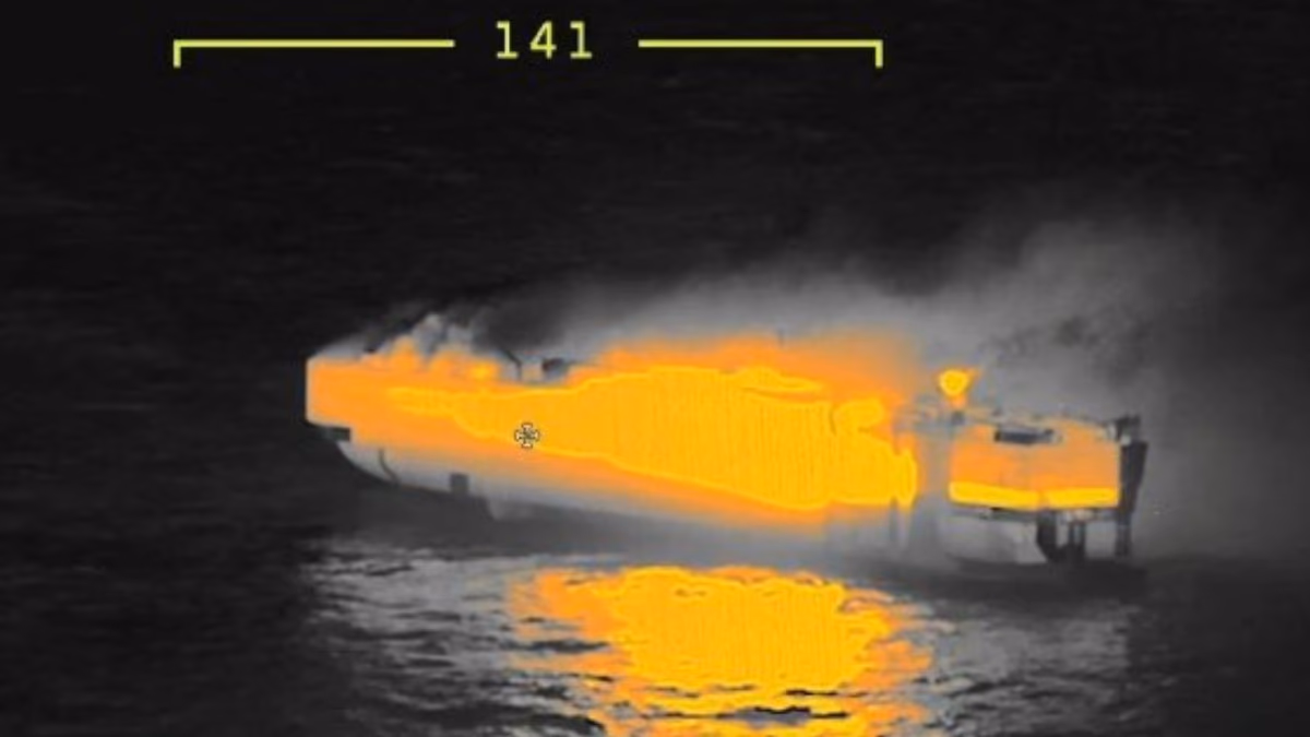 Barco cargado con 3 mil autos se incendia cerca de la costa de Países Bajos y carga incluye al menos 300 modelos de Mercedes Benz