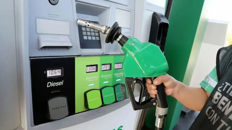 Hacienda anuncia baja de $40 en diésel y mantiene precios de bencinas