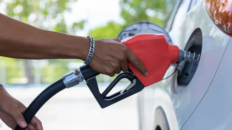 Bencinas subirían hasta $85 y diésel hasta $75, según proyección de Scotiabank