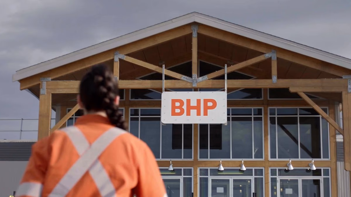 BHP solicita permiso para proyecto de transporte eléctrico en mina Escondida.