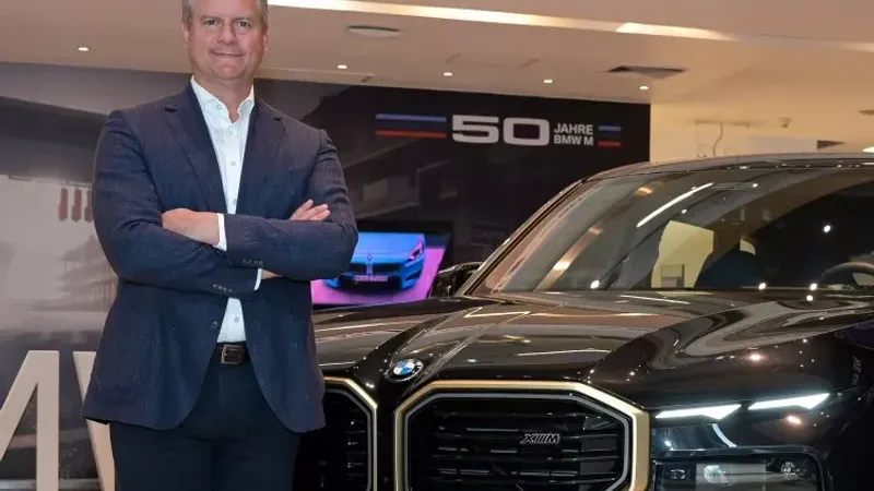 BMW prevé tener un 50% de su flota electrificada a 2030 mientras mantiene inversión en autos a combustión