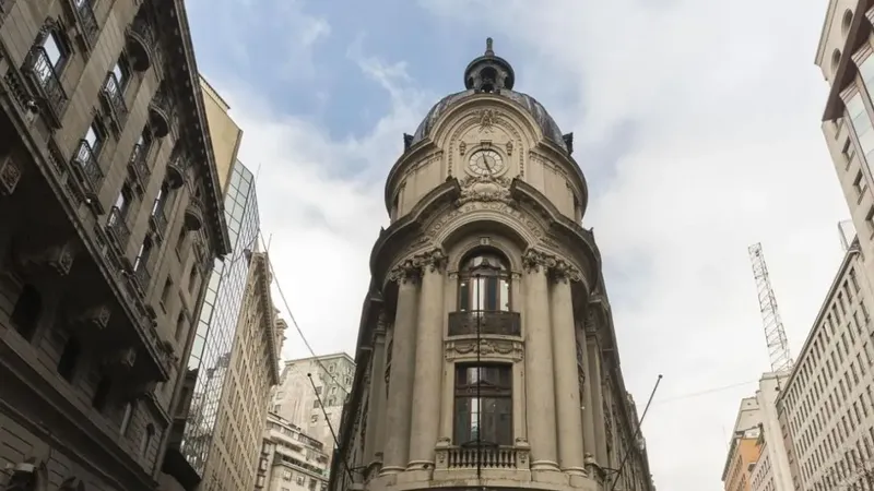Bolsa chilena abre plana sobre 10.620 puntos antes de la Fed: por qué el PIB de 2,5% y el petróleo hoy pesan más que la tasa