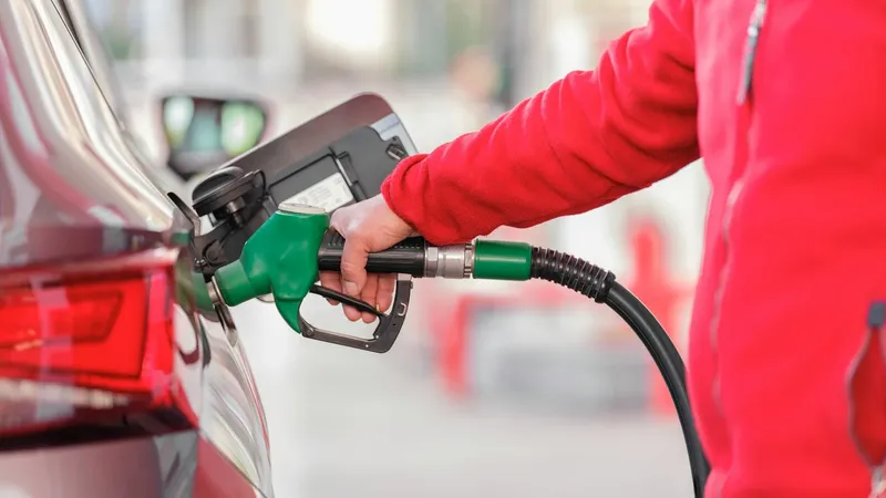 Bolsillo de Combustibles: $100 mil mensuales para taxistas, colectiveros y transportistas.