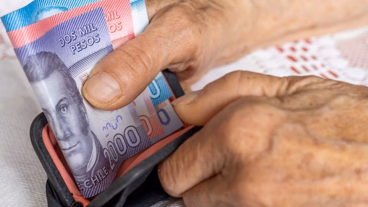 Bono Invierno 2025: Gobierno entrega $81.000 automáticos a adultos mayores que cumplan estos requisitos
