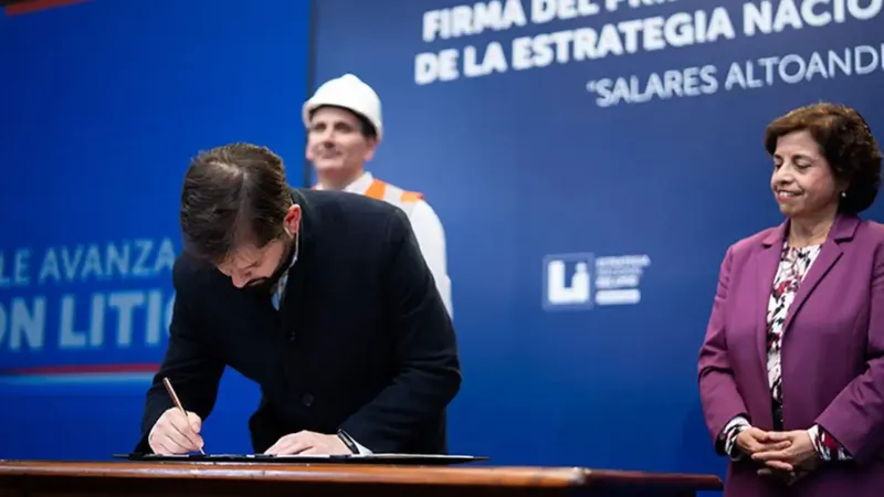 Boric: “El litio debe construirse con las comunidades” en la firma del primer CEOL