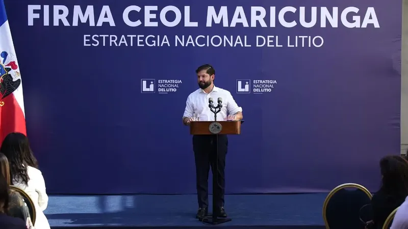 Boric firma el CEOL de Maricunga: el salar con 1.073 mg/l de litio que apunta a 55 mil toneladas desde 2033 “cuidando el medio ambiente”