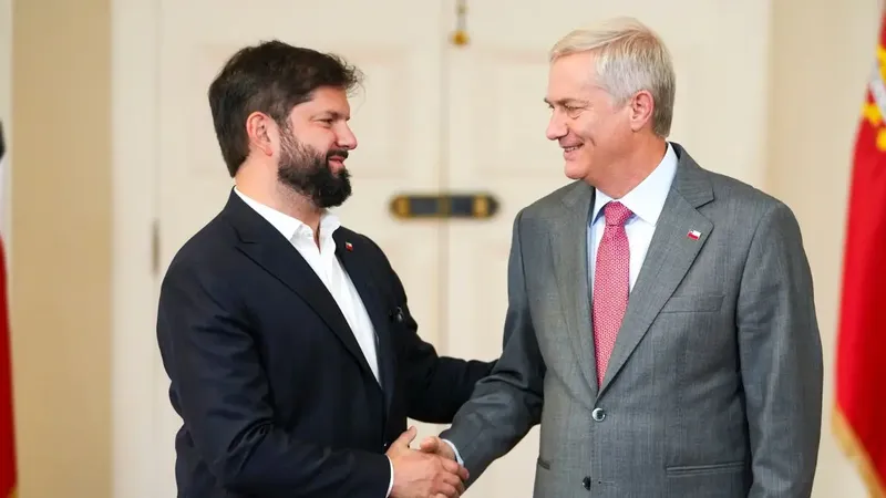 Boric y Kast se reúnen en La Moneda para discutir transición presidencial