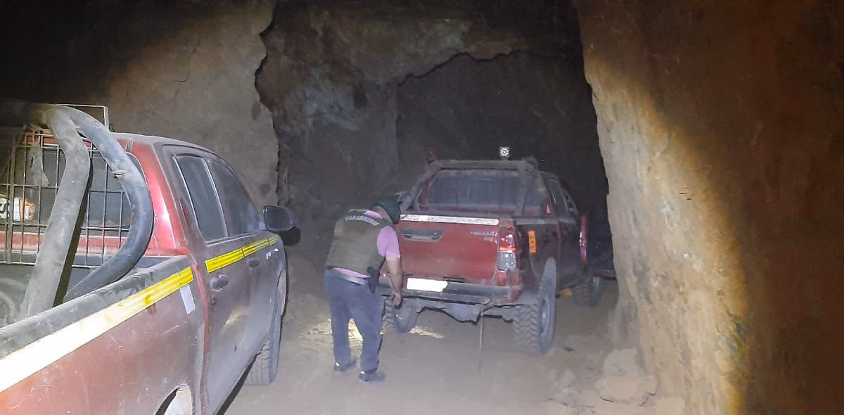 Carabineros de Atacama recupera tres camionetas robadas ocultas cerca de faena minera abandonada