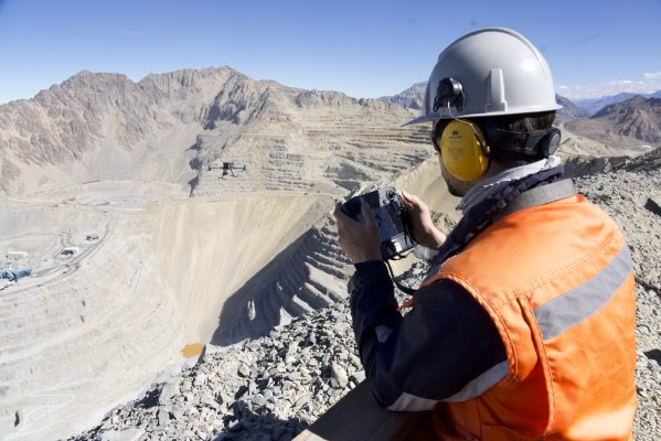 Carga tributaria total de la gran minería llegará a 44,7% con nuevo royalty y afecta competitividad.