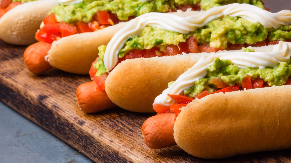 Celebra el Día Internacional del Hot Dog este 24 de abril con ofertas irresistibles en Doggis y Juan Maestro