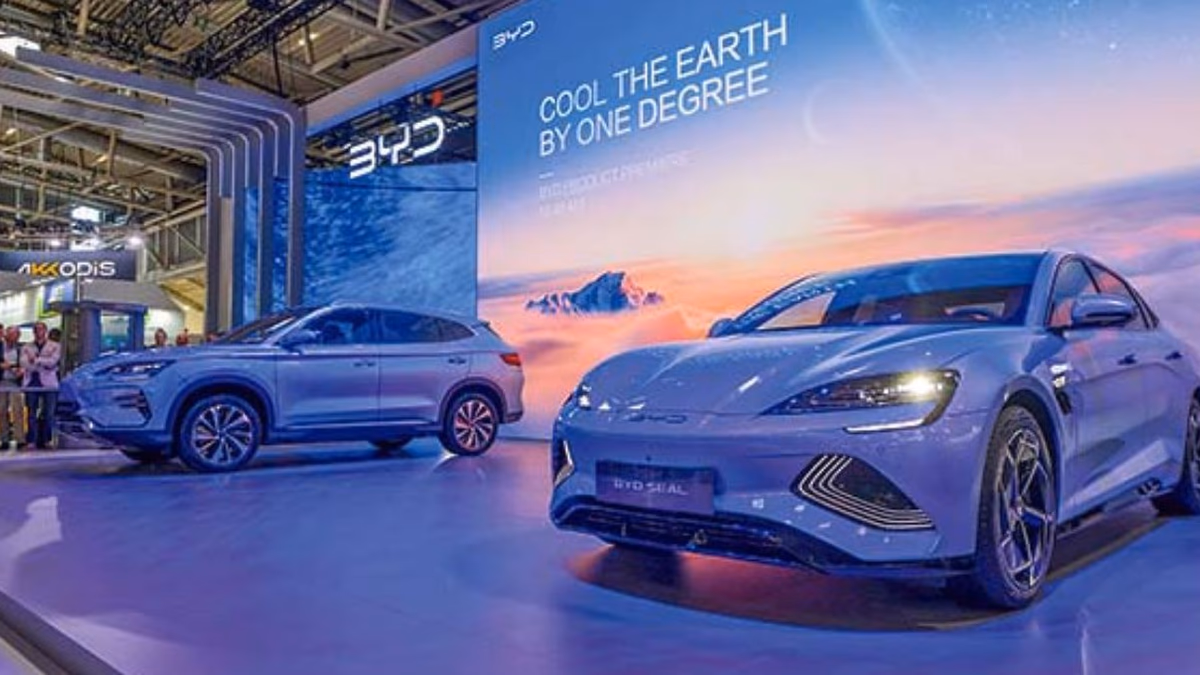 CEO de BYD, la gigante china de autos eléctricos, arriba a Chile y se reunirá con el Presidente Boric