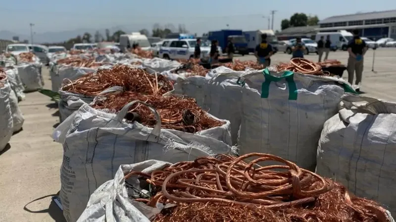 Chile desmantela red que exportaba cobre robado a China por 817 mil millones