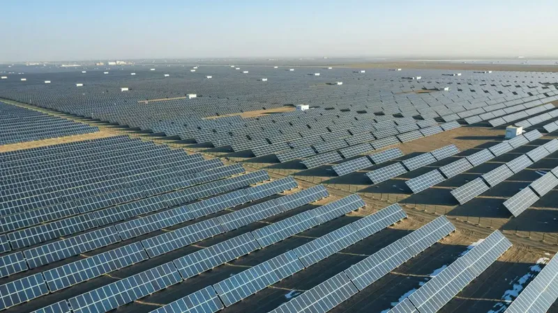 China fabrica 1 de cada 7 paneles solares del mundo: la escala que la convirtió en superpotencia de energía verde