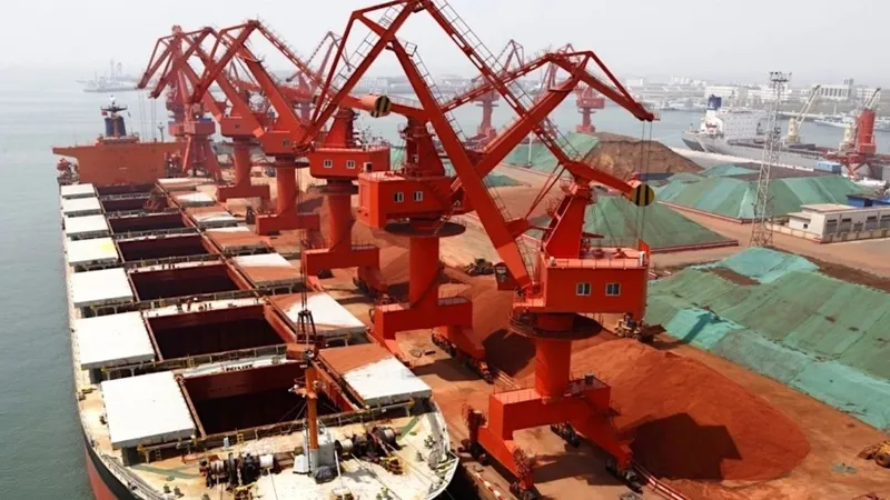 China flexibiliza restricciones a cargamentos de BHP y abre espacio a distensión en disputa por hierro