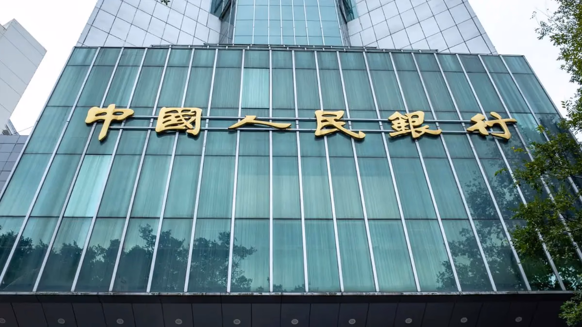 China refuerza sus reservas: el banco central extiende a 15 meses la compra de oro pese a la pausa del rally