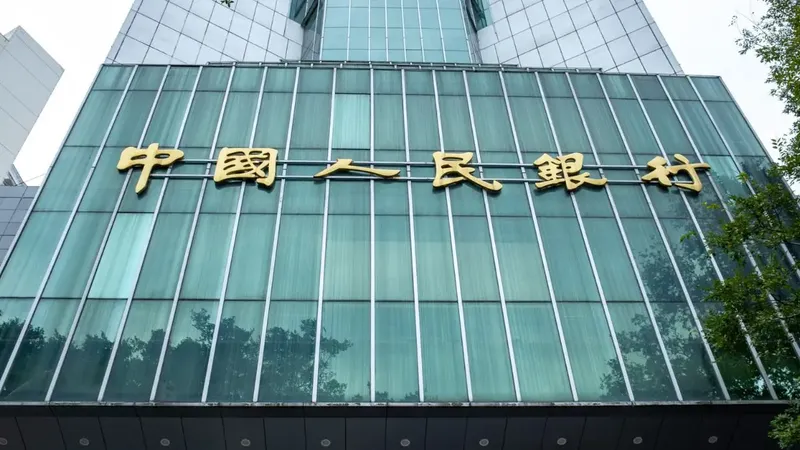China refuerza sus reservas: el banco central extiende a 15 meses la compra de oro pese a la pausa del rally