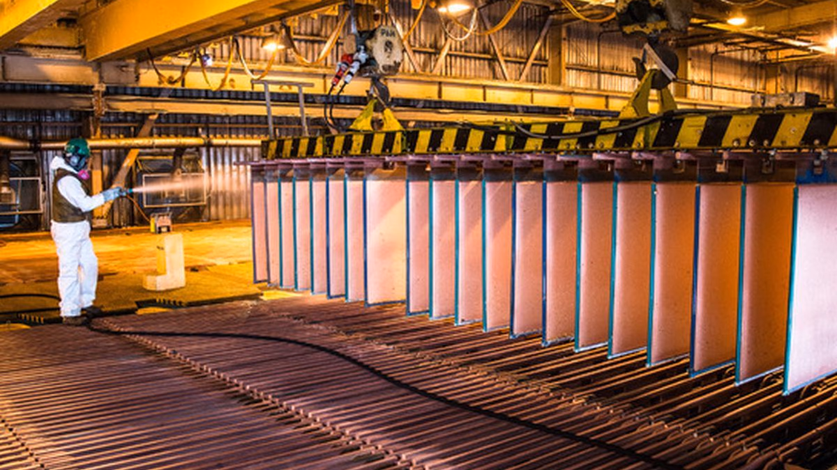 Cobre cae por tercera jornada consecutiva y marca un descenso semanal de 3%