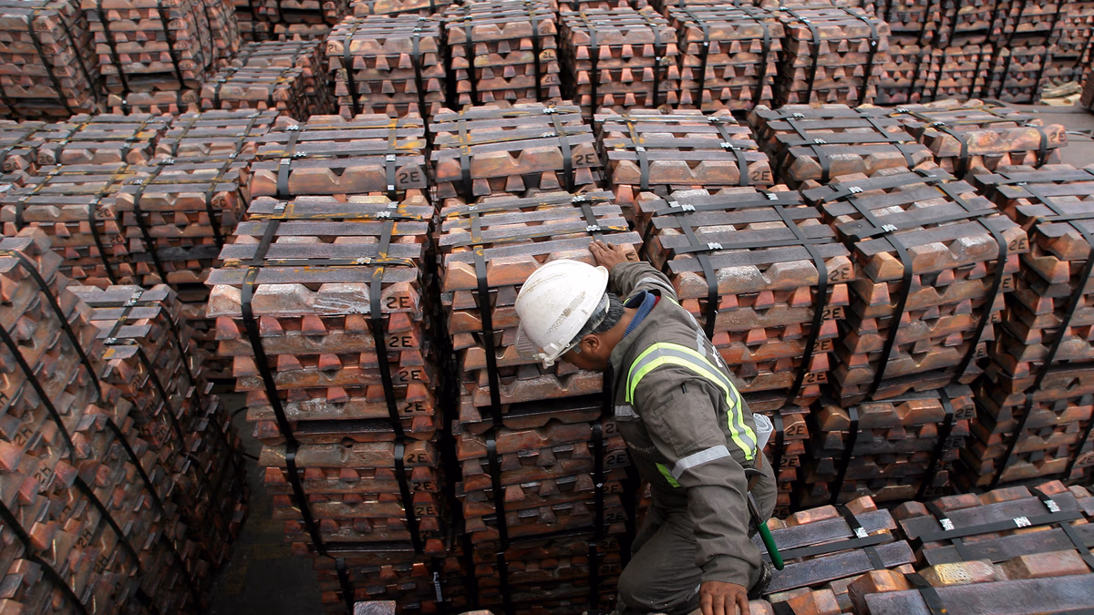 Cobre cerró con leve alza y registró su mayor avance mensual desde octubre