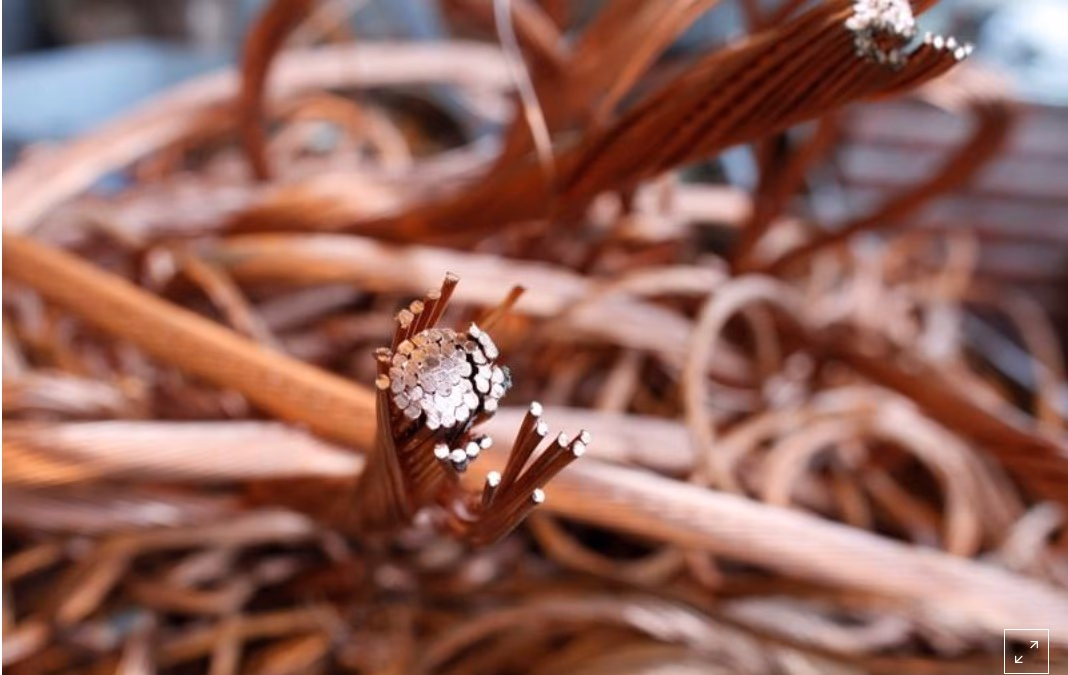 Cobre cierra plano tras tocar máximo en una semana tras recorte tasas China