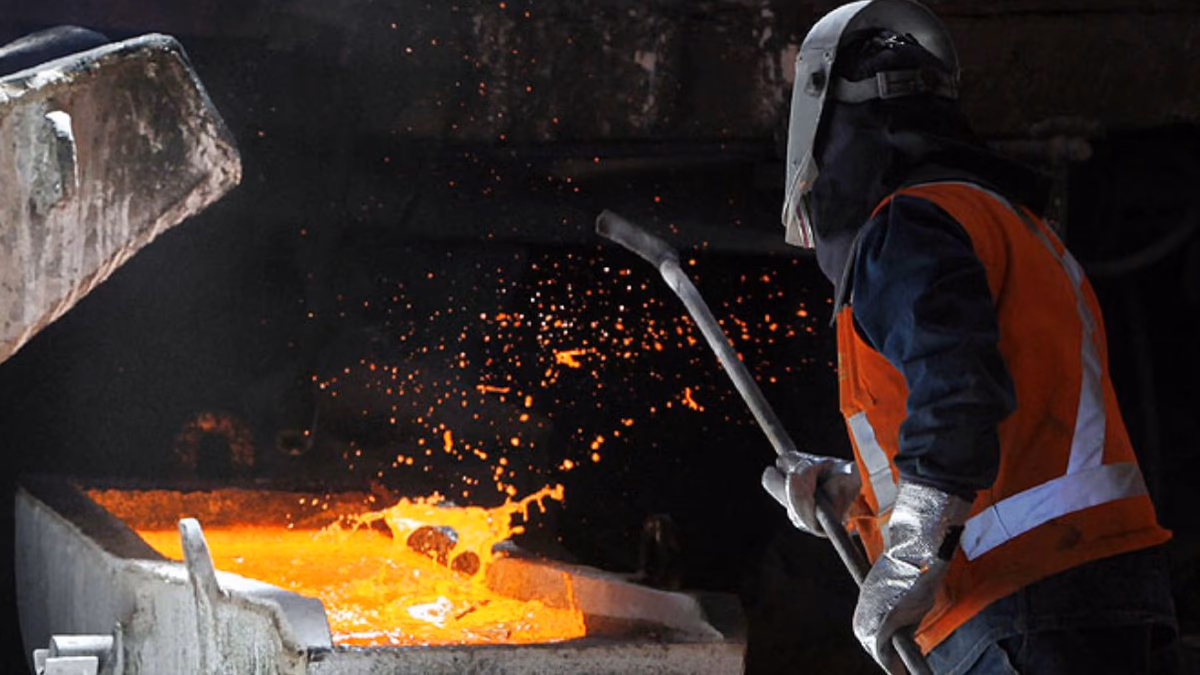 Cobre enfrenta pérdidas por la débil demanda china y fortaleza del dólar.