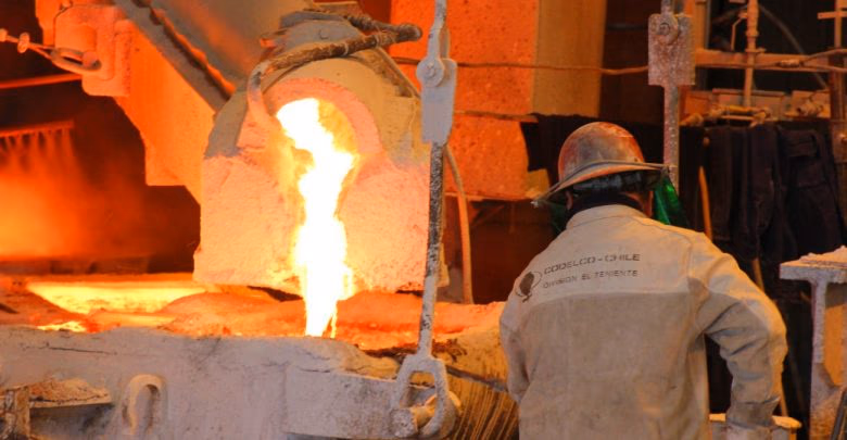 Cobre podría escalar sobre US$ 5 en 2022, pero incertidumbre local no permitiría descenso del dólar