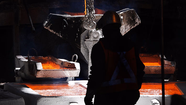Cobre repunta y logra subir 5,2% en la semana: Metal otra vez anota un máximo en casi 8 años