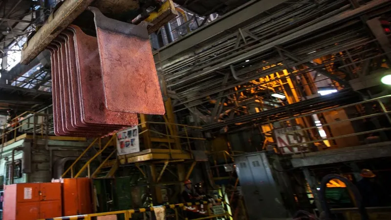 Cobre retrocede por señales de tasas en EE. UU. y alivio Codelco