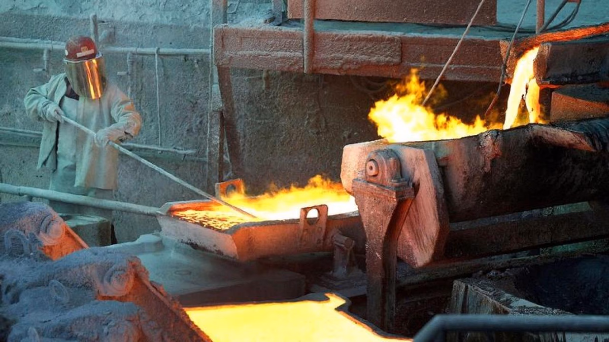 Cobre vuelve a caer mientras China lucha por levantar economía golpeada por el COVID