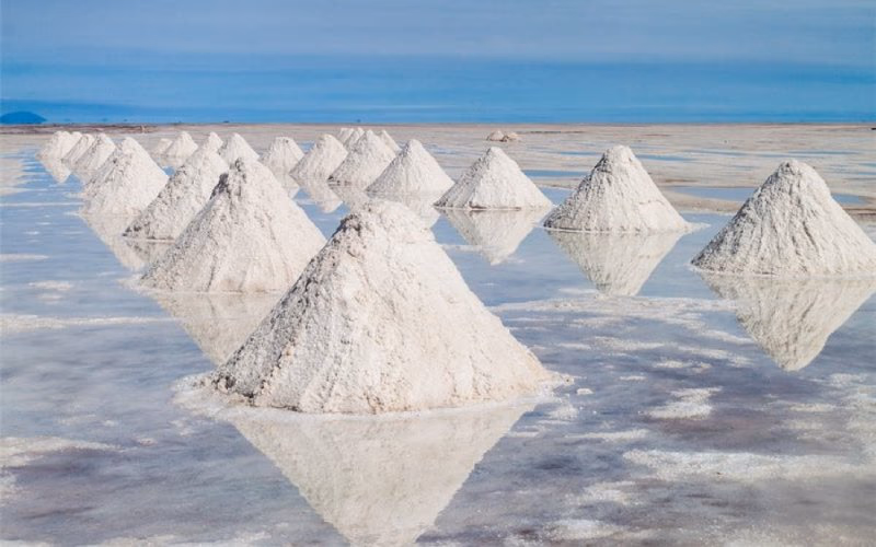 «Codelco no tiene conocimiento» en litio: Las críticas a planes de Boric en la carrera por el mineral