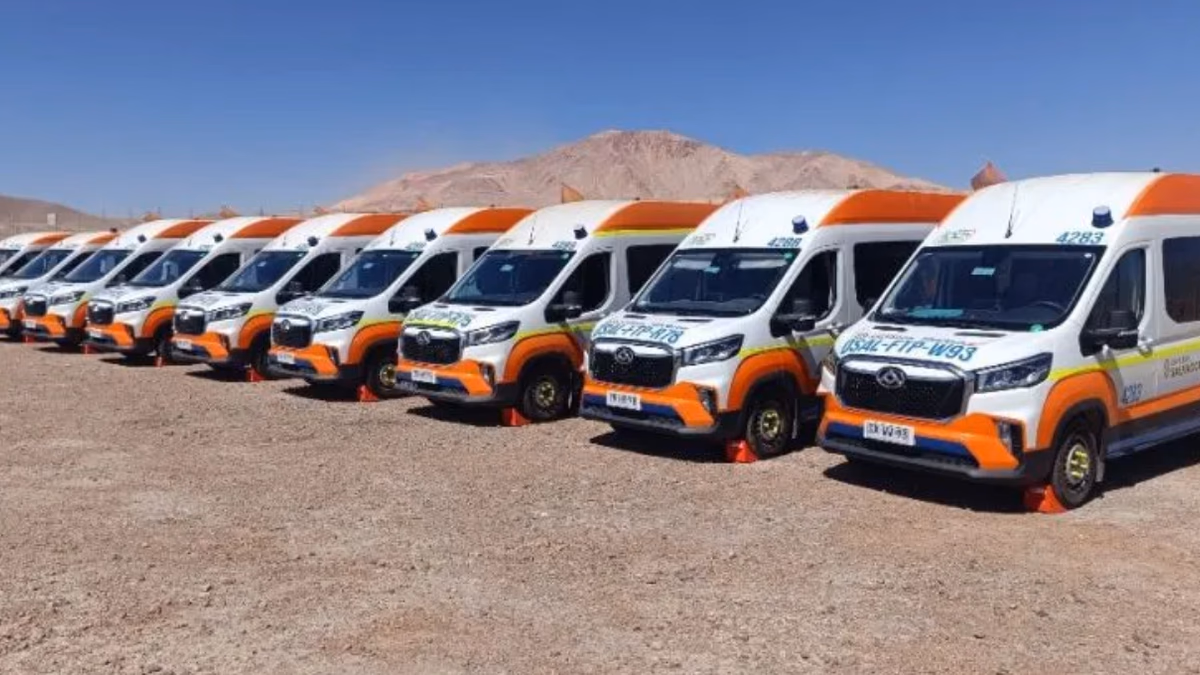 Codelco Salvador suma 10 minibuses eléctricos a su flota sustentable