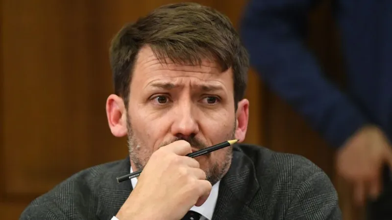 Comisión revisora retoma discusión de la acusación contra Pardow con su primera comparecencia presencial