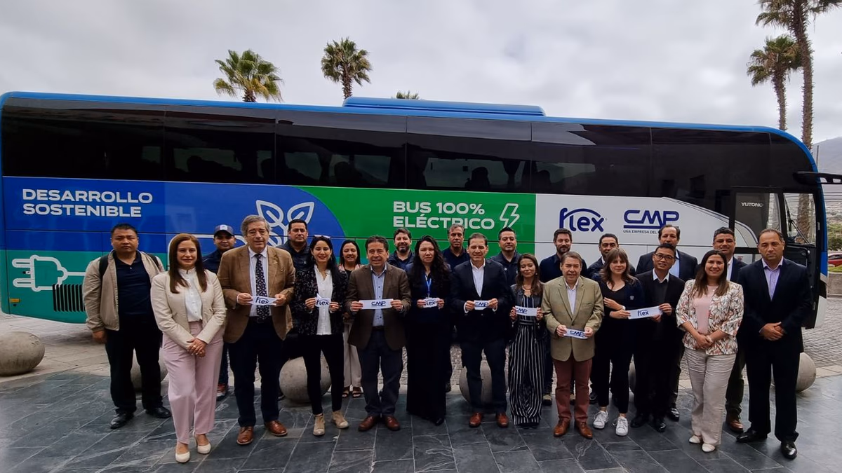Compañía Minera del Pacífico y Flex reciben en Copiapó nuevos buses de primera flota 100% eléctrica de la minería chilena