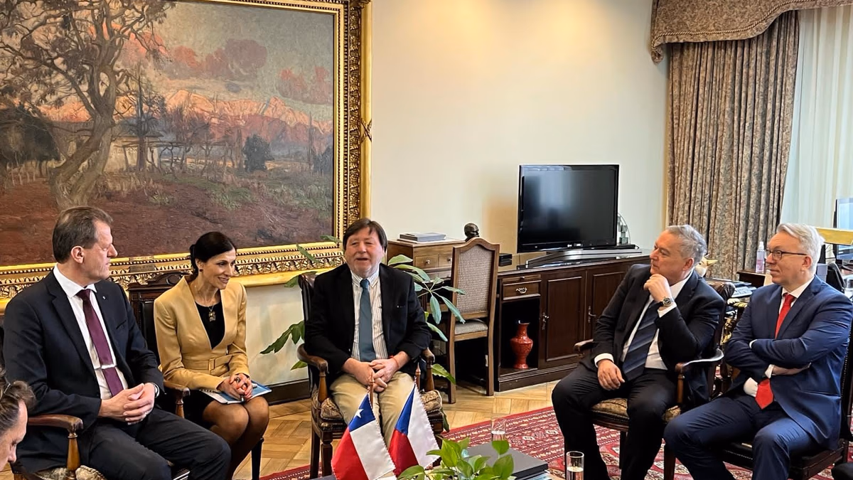 Con el compromisos de reforzar la relación económica y comercial concluyó visita del Ministro Síkela