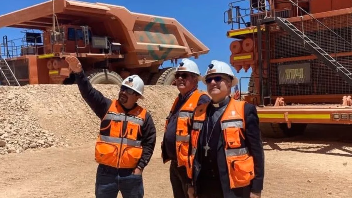 Con estola y casco minero Obispo de Copiapó llegó hasta El Salvador para conocer el Rajo Inca