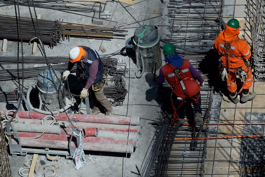Creación de empleo logra compensar caída de los salarios reales y empuja los ingresos del trabajo