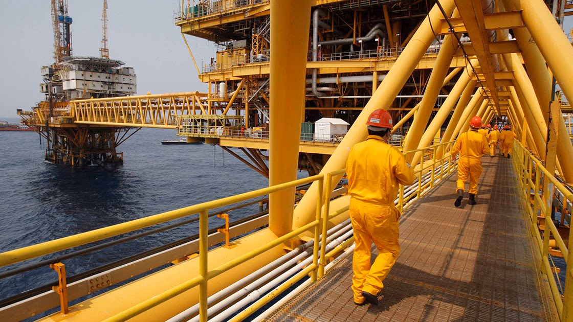 Crece el rumor de que BHP abandonaría el petróleo mientras sube presión para reducir su huella de carbono