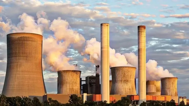 Crisis energética global retrasa esfuerzos de descarbonización y transforma prioridades económicas