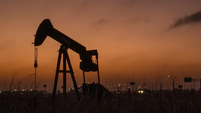 Crisis energética mundial: bloqueo en Ormuz causa caída histórica en producción petrolera