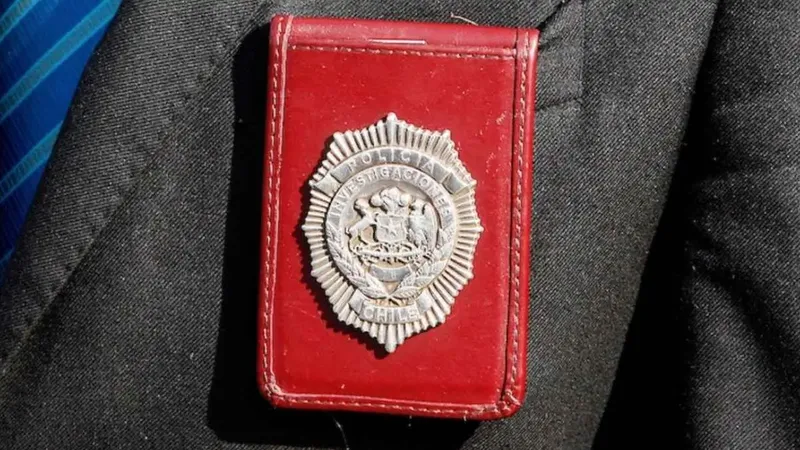 ¿Cuánto gana un detective recién egresado en la PDI? Revisa los sueldos según el grado jerárquico