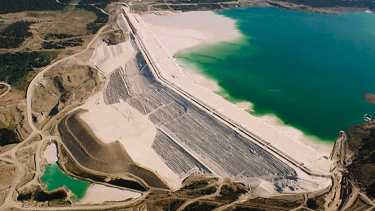 Desborde de presa de relaves en Chile pone en riesgo fuentes de agua
