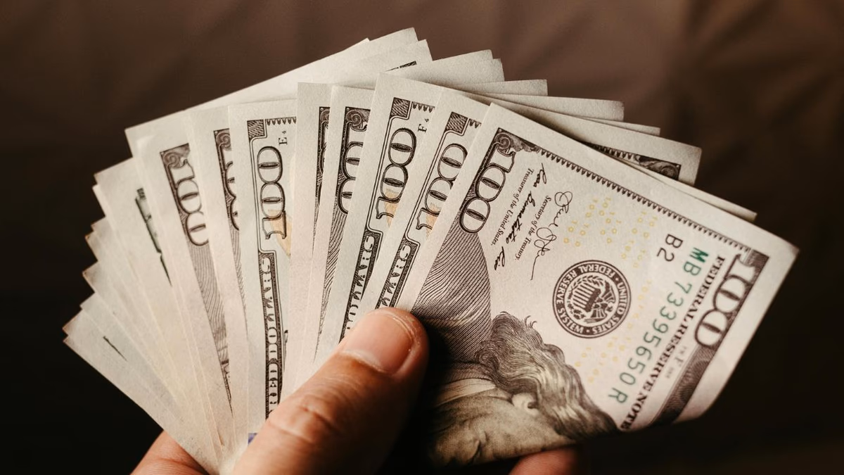 Descenso del dólar: factores locales e internacionales influyen en su caída