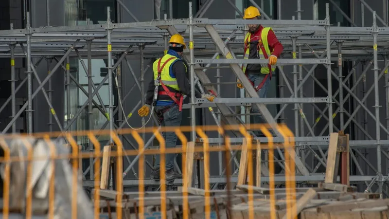 Desocupación en Chile sube a 8,9%: el dato que tensiona empleo femenino e informalidad
