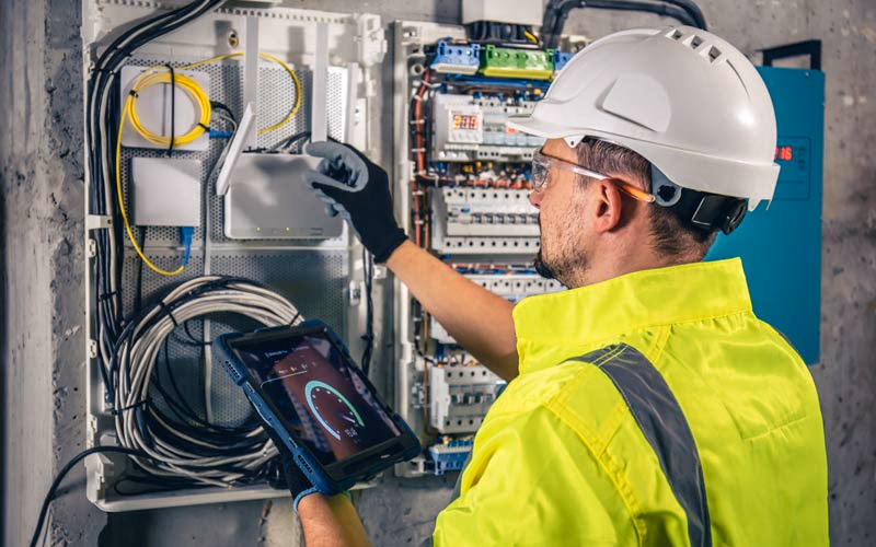 Día de la Seguridad y Salud en el trabajo: mecanismos de protección en el sector eléctrico