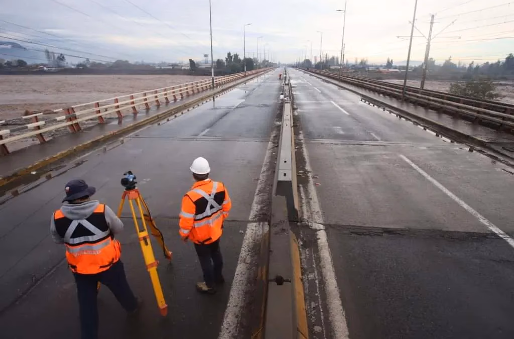 Dirección de Vialidad analizan actual situación de caminos y puentes tras inundaciones.