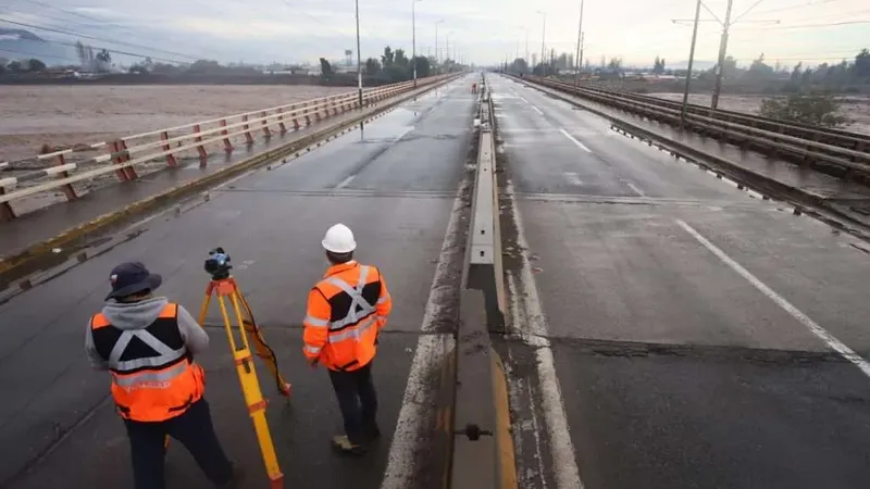 Dirección de Vialidad analizan actual situación de caminos y puentes tras inundaciones.